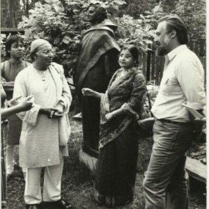 Представители посольства Индии во дворе мастерской, 80-е годы